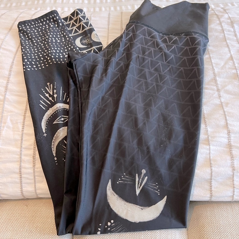 Onzie Black and White Moon Phase Leggings